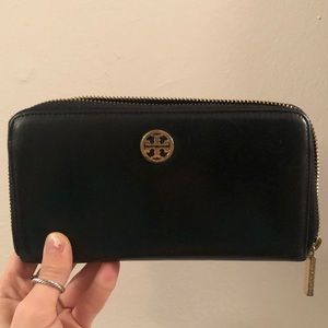 REAL LEATHER TORY BURCH ZIP WALLET  BLACK